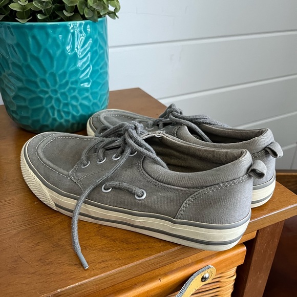 Old Navy Casual Grey/white shoes Boy size 2 - Picture 4 of 7